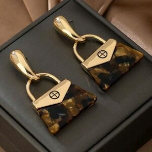 BRAND NEW ** Elegant Gold and Brown Earrings